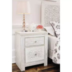 Table de chevet Paxberry à deux tiroirs Blanc délavé - Signature Design by Ashley : Rangement traditionnel, ports USB, cadre en bois