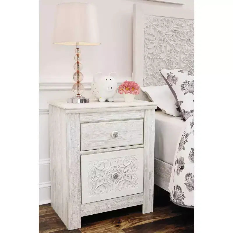 Table de chevet Paxberry à deux tiroirs Blanc délavé - Signature Design by Ashley : Rangement traditionnel, ports USB, cadre en bois