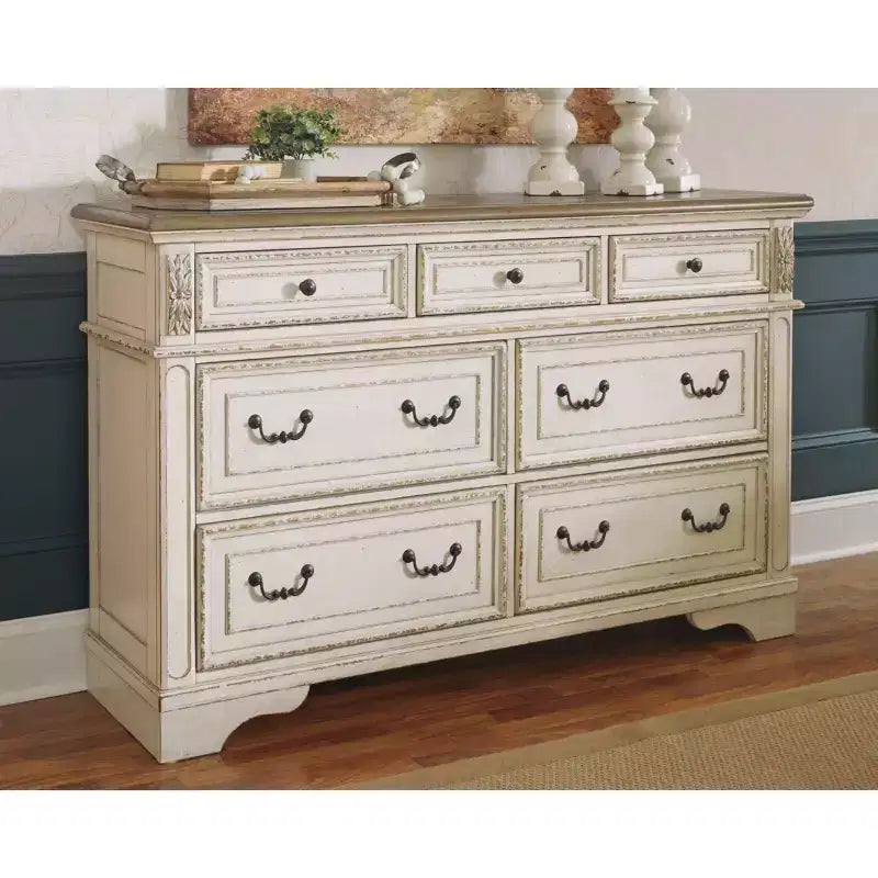 Commode Realyn Blanc ébréché - Signature Design by Ashley : 7 tiroirs de rangement, cadre en bois composite, meuble de chambre à coucher