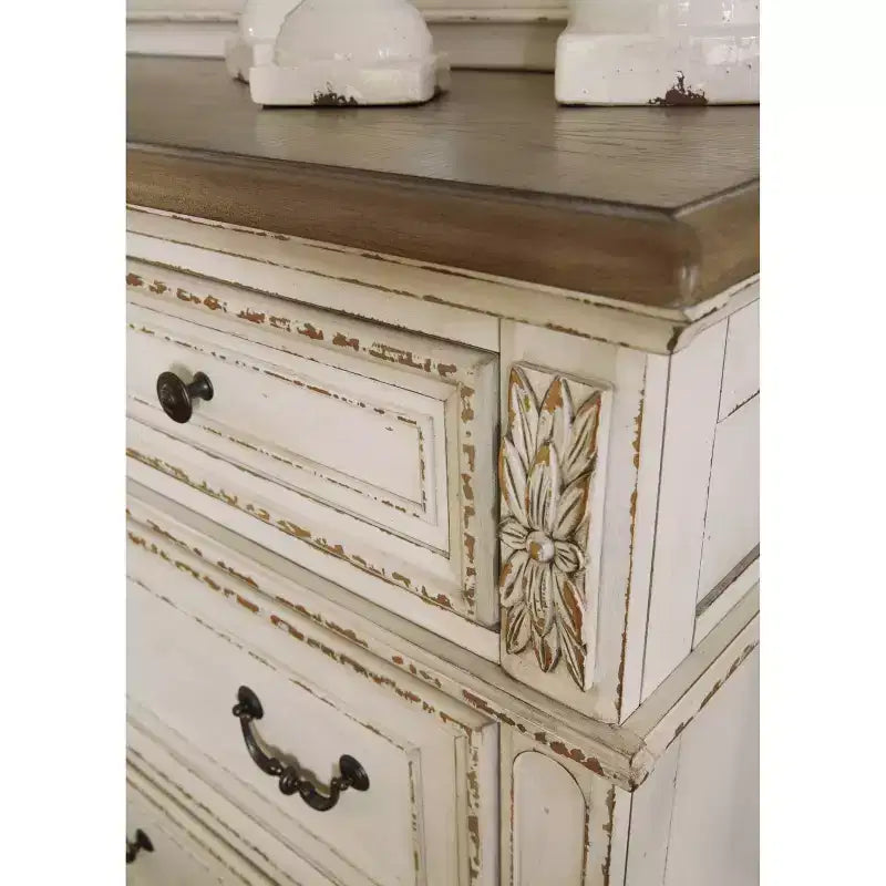 Commode Realyn Blanc ébréché - Signature Design by Ashley : 7 tiroirs de rangement, cadre en bois composite, meuble de chambre à coucher