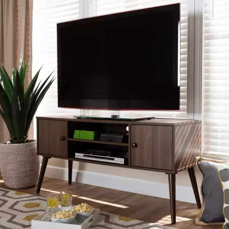 Meuble TV en bois à 2 portes Alard pour téléviseurs jusqu'à 50 po Noyer - Baxton Studio : Console multimédia moderne du milieu du siècle avec étagères fixes