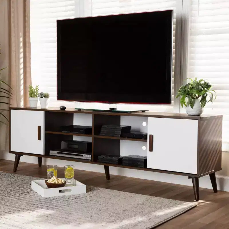 Meuble TV en bois à 2 portes Quinn : Meuble de divertissement pour téléviseurs jusqu'à 75", design Mid-Century - Baxton Studio