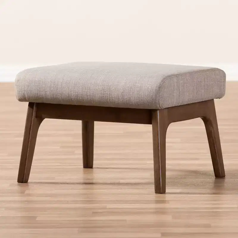 Pouffe en tissu gris clair Bianca Mid-Century Modern en noyer - Baxton Studio