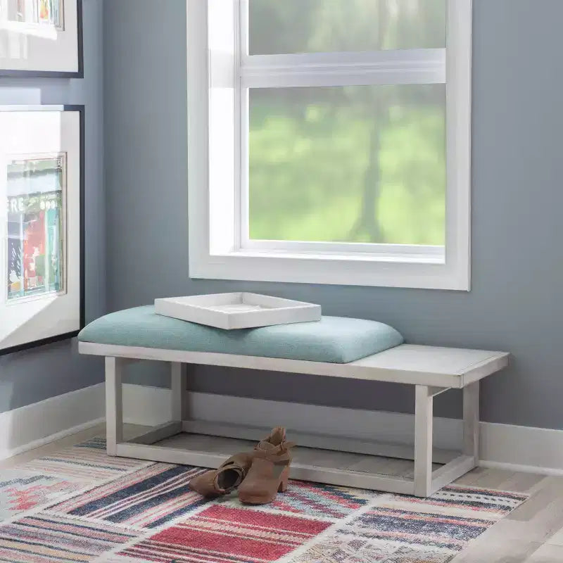 Banc de rangement capitonné Lemire avec plateau, blanc délavé et bleu sarcelle - Powell : Siège d'entrée, capacité de 136 kg