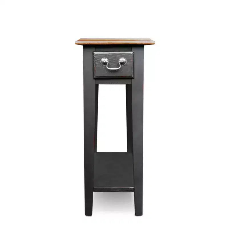 Table d'appoint Favorite Finds, finition ardoise - Leick Home : Dessus en chêne, base noire, tiroir de rangement et étagère