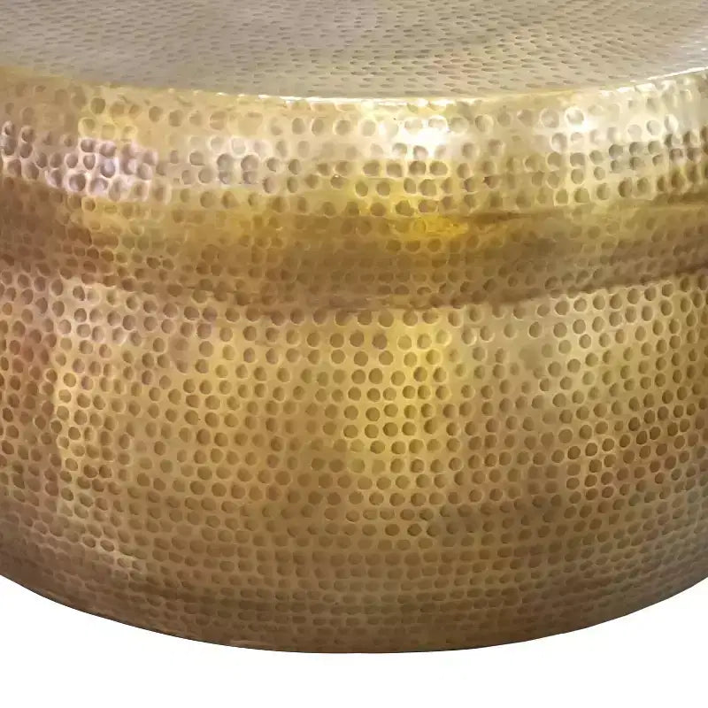 Table basse ronde Urban Port 32" style tambour artisanal en aluminium texturé martelé et estampé laiton antique