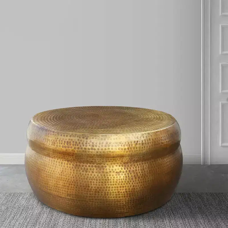 Table basse ronde Urban Port 32" style tambour artisanal en aluminium texturé martelé et estampé laiton antique