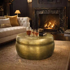 Table basse ronde Urban Port 32" style tambour artisanal en aluminium texturé martelé et estampé laiton antique