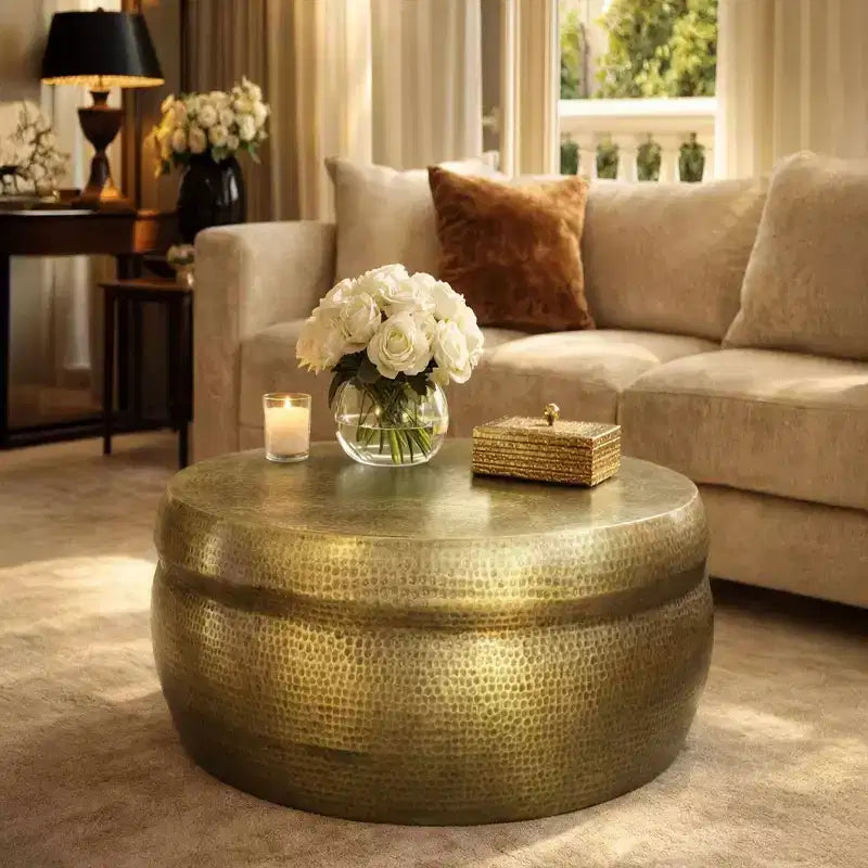 Table basse ronde Urban Port 32" style tambour artisanal en aluminium texturé martelé et estampé laiton antique