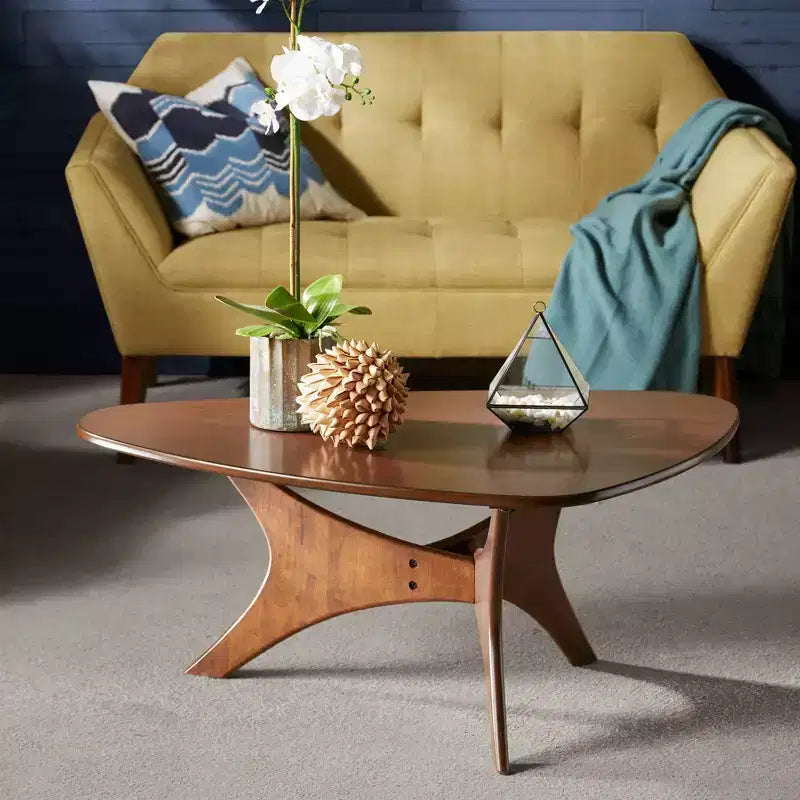 Table basse en bois Blaze Triangle Pecan: Chic mi-century, base unique, mobilier de salon