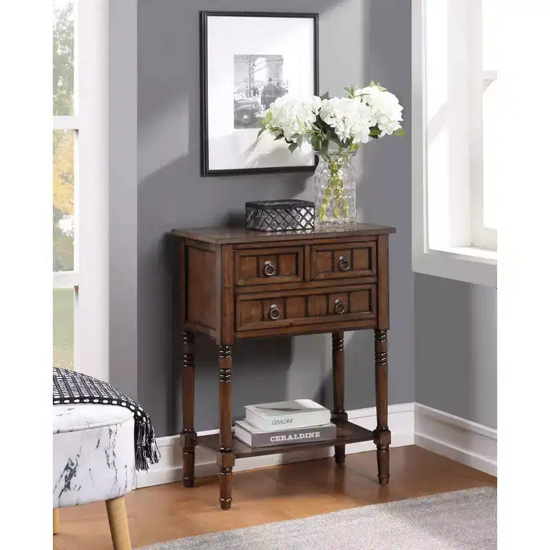 Table de console Kendra en chêne foncé – Breighton Home : 3 tiroirs, étagère, design peu encombrant