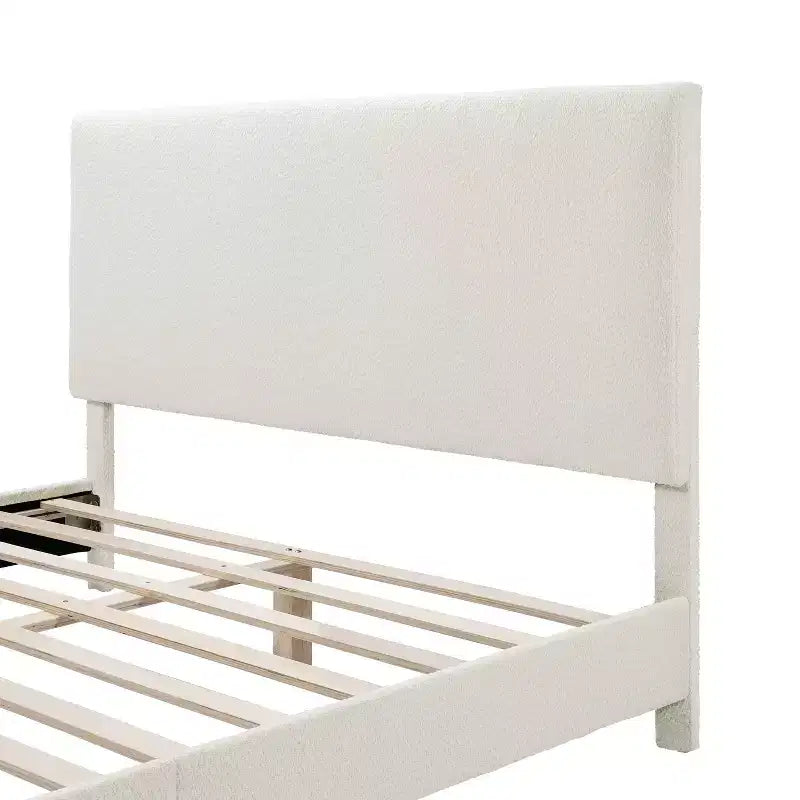 Lit plateforme standard rembourré en bouclé moderne Queen Heartwild 24/7 Shop At Home, blanc