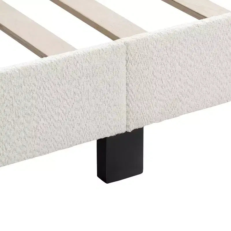 Lit plateforme standard rembourré en bouclé moderne Queen Heartwild 24/7 Shop At Home, blanc