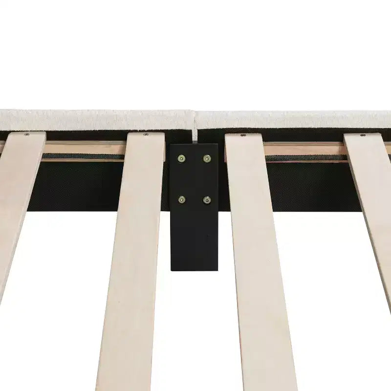 Lit plateforme standard rembourré en bouclé moderne Queen Heartwild 24/7 Shop At Home, blanc