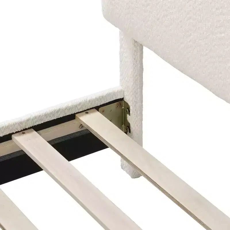 Lit plateforme standard rembourré en bouclé moderne Queen Heartwild 24/7 Shop At Home, blanc