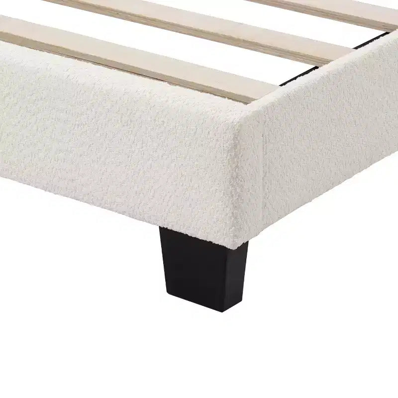 Lit plateforme standard rembourré en bouclé moderne Queen Heartwild 24/7 Shop At Home, blanc