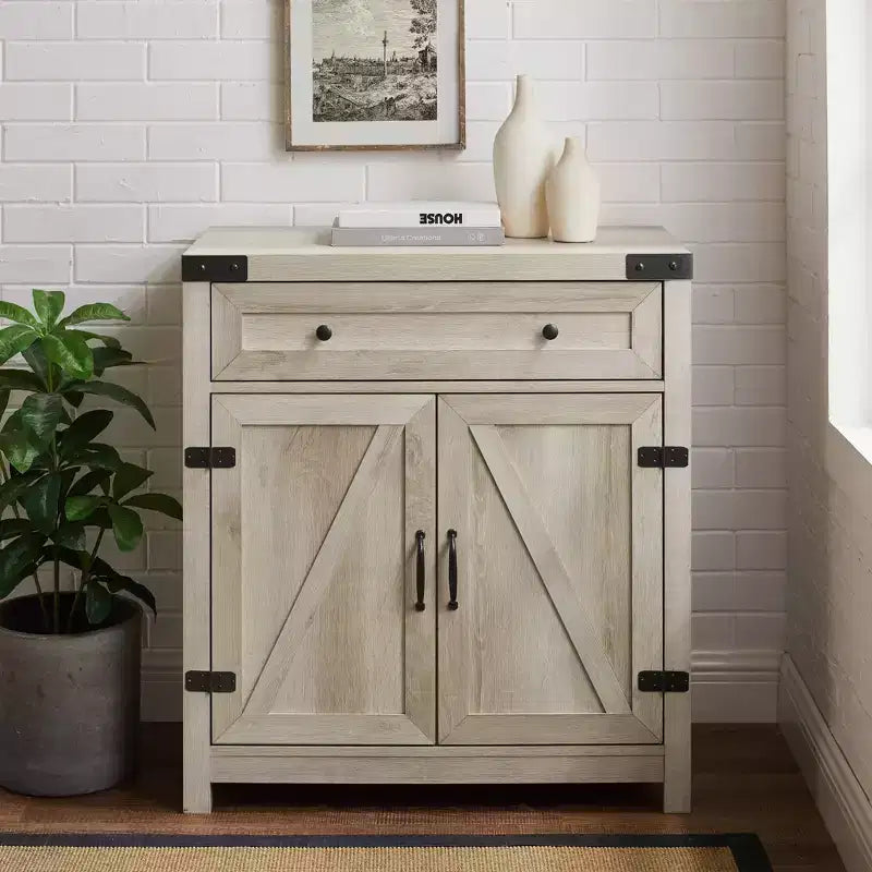 Meuble d'appoint Clarabelle en bois de grange rustique avec porte coulissante - Saracina Home