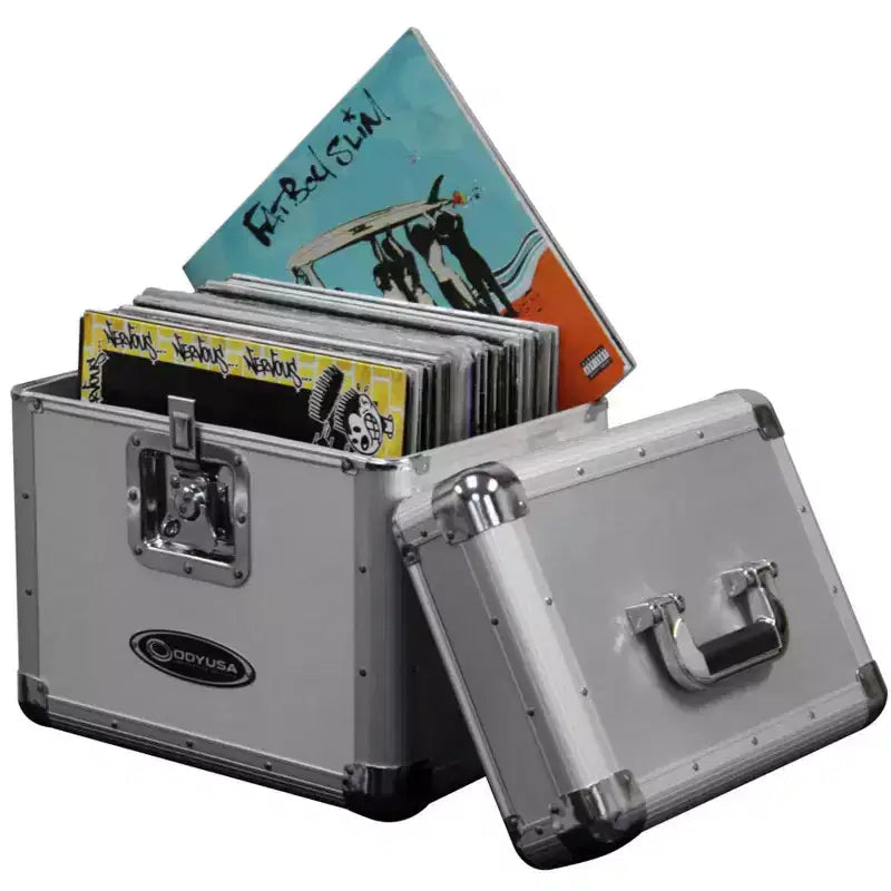 Odyssey KROM Series Valise de transport pour 70 disques vinyles 12" et vinyles avec intérieur doublé de mousse, verrouillage sécurisé et poignée, argent