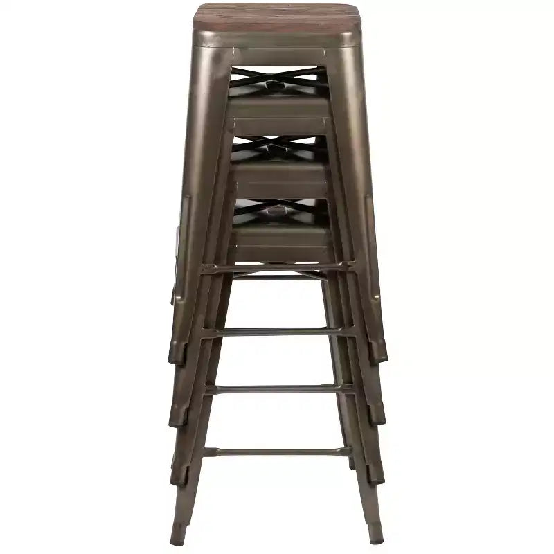 Emma et Oliver Tabouret de bar d'intérieur en métal de 24 po avec siège en bois – Ensemble empilable de 4