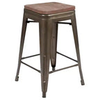 Emma et Oliver Tabouret de bar d'intérieur en métal de 24 po avec siège en bois – Ensemble empilable de 4