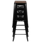 Emma et Oliver Tabouret de bar d'intérieur en métal de 24 po avec siège en bois – Ensemble empilable de 4