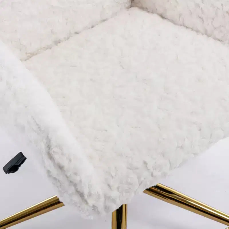 Chaise de bureau réglable en fausse fourrure de lapin avec base en métal doré, beige - ModernLuxe