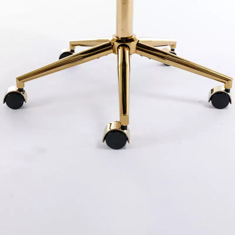 Chaise de bureau réglable en fausse fourrure de lapin avec base en métal doré, beige - ModernLuxe