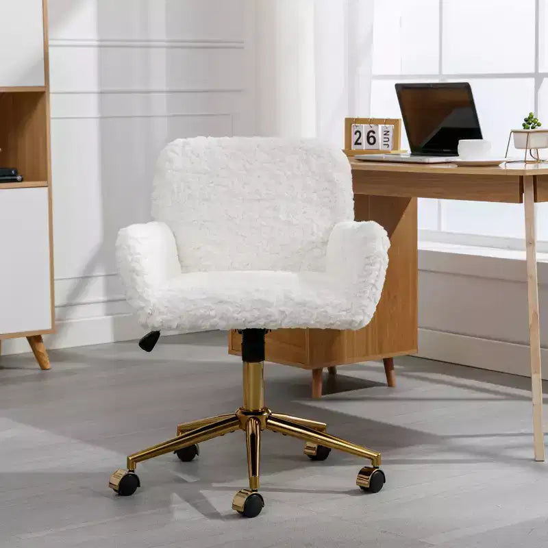 Chaise de bureau réglable en fausse fourrure de lapin avec base en métal doré, beige - ModernLuxe