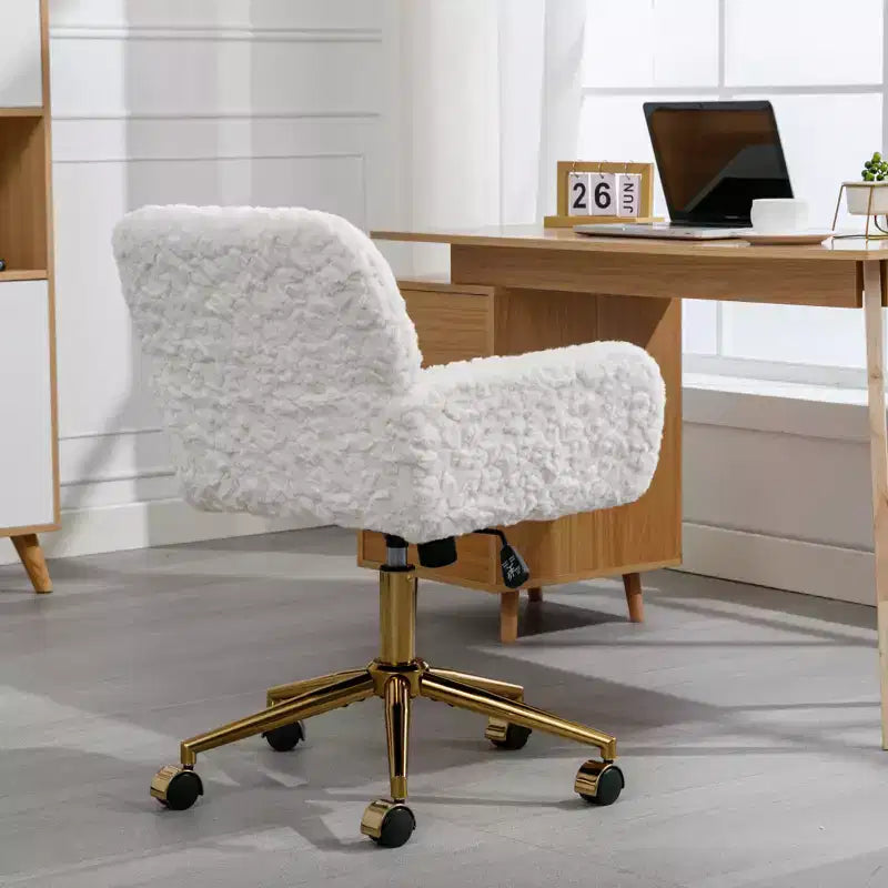 Chaise de bureau réglable en fausse fourrure de lapin avec base en métal doré, beige - ModernLuxe