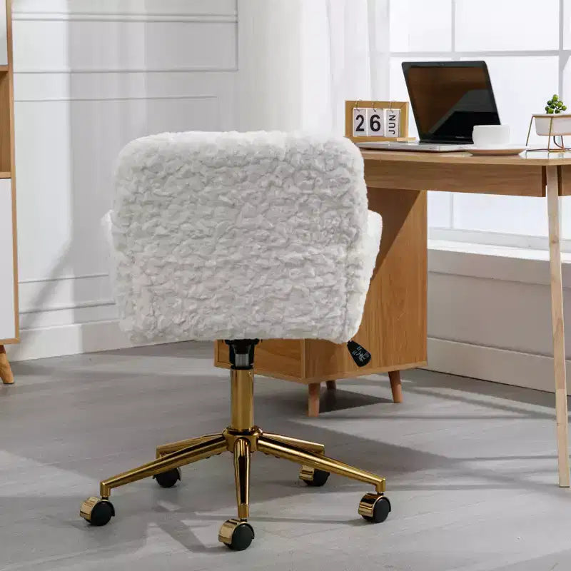 Chaise de bureau réglable en fausse fourrure de lapin avec base en métal doré, beige - ModernLuxe