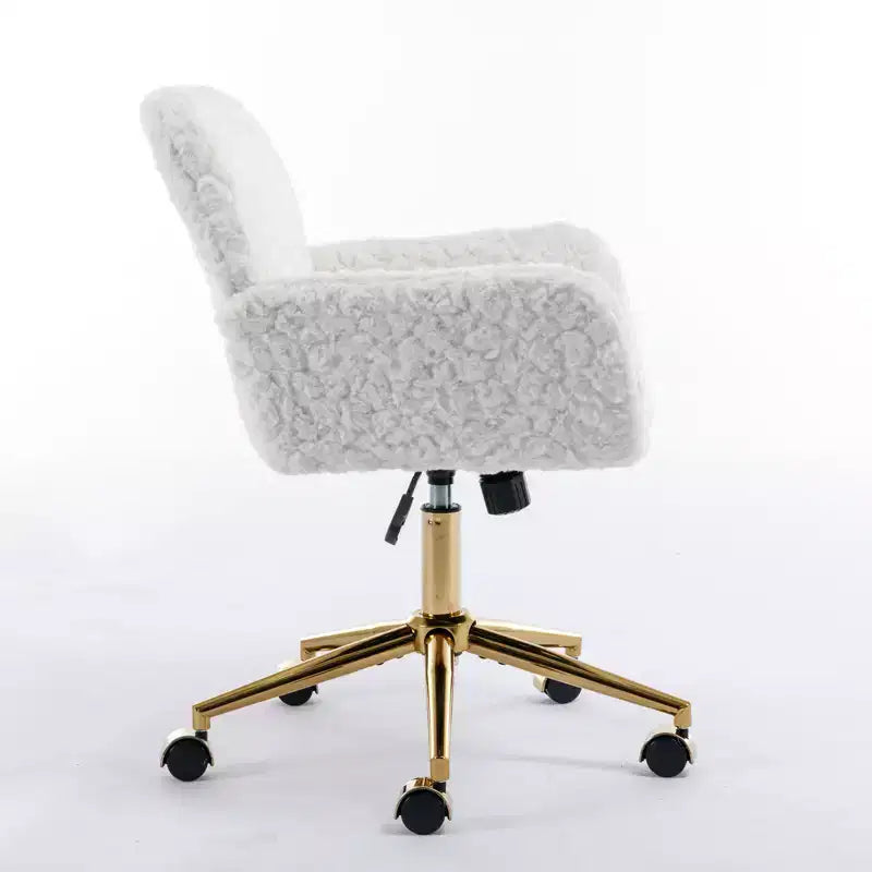 Chaise de bureau réglable en fausse fourrure de lapin avec base en métal doré, beige - ModernLuxe