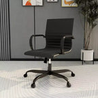 Chaise de bureau LeisureMod Harris noire en similicuir nervuré - Base pivotante en fer noir mat - Siège de conférence et de bureau moderne