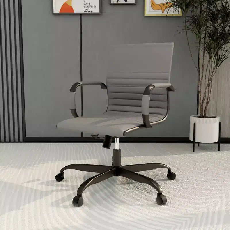 Chaise de bureau LeisureMod Harris noire en similicuir nervuré - Base pivotante en fer noir mat - Siège de conférence et de bureau moderne