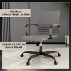Chaise de bureau LeisureMod Harris noire en similicuir nervuré - Base pivotante en fer noir mat - Siège de conférence et de bureau moderne