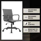 Chaise de bureau LeisureMod Harris noire en similicuir nervuré - Base pivotante en fer noir mat - Siège de conférence et de bureau moderne