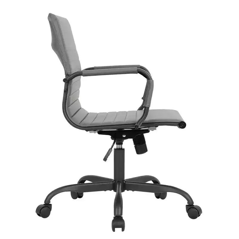 Chaise de bureau LeisureMod Harris noire en similicuir nervuré - Base pivotante en fer noir mat - Siège de conférence et de bureau moderne