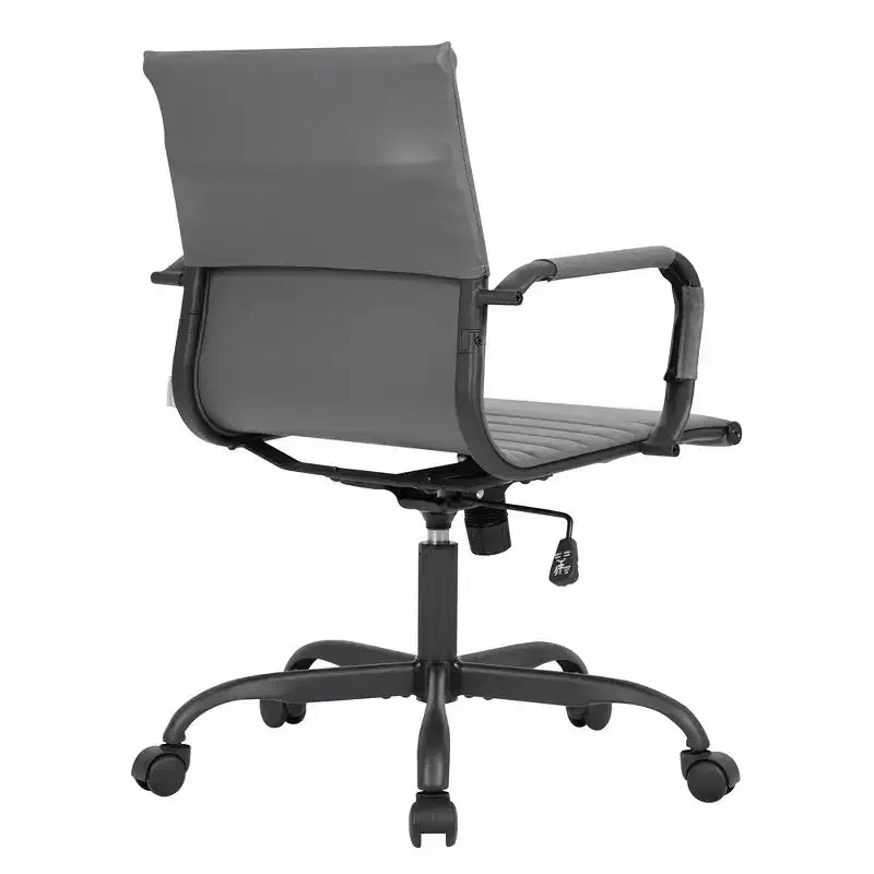 Chaise de bureau LeisureMod Harris noire en similicuir nervuré - Base pivotante en fer noir mat - Siège de conférence et de bureau moderne
