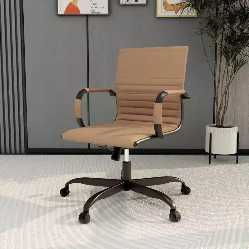 Chaise de bureau LeisureMod Harris noire en similicuir nervuré - Base pivotante en fer noir mat - Siège de conférence et de bureau moderne