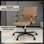 Chaise de bureau LeisureMod Harris noire en similicuir nervuré - Base pivotante en fer noir mat - Siège de conférence et de bureau moderne