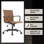 Chaise de bureau LeisureMod Harris noire en similicuir nervuré - Base pivotante en fer noir mat - Siège de conférence et de bureau moderne