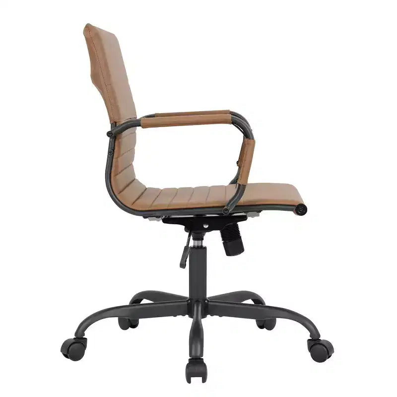 Chaise de bureau LeisureMod Harris noire en similicuir nervuré - Base pivotante en fer noir mat - Siège de conférence et de bureau moderne