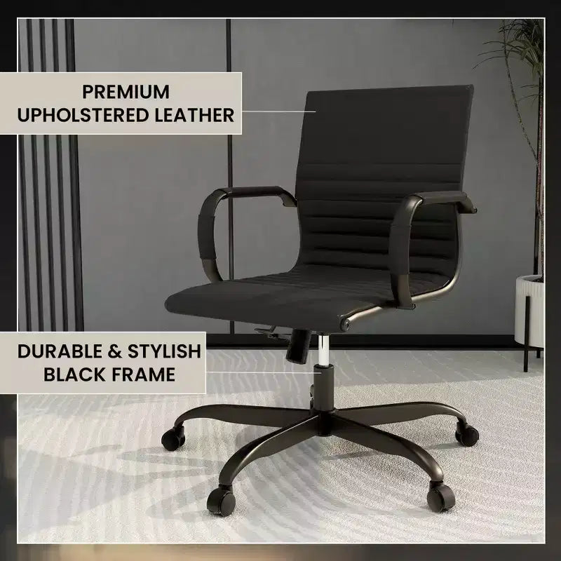Chaise de bureau LeisureMod Harris noire en similicuir nervuré - Base pivotante en fer noir mat - Siège de conférence et de bureau moderne