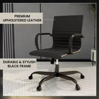 Chaise de bureau LeisureMod Harris noire en similicuir nervuré - Base pivotante en fer noir mat - Siège de conférence et de bureau moderne