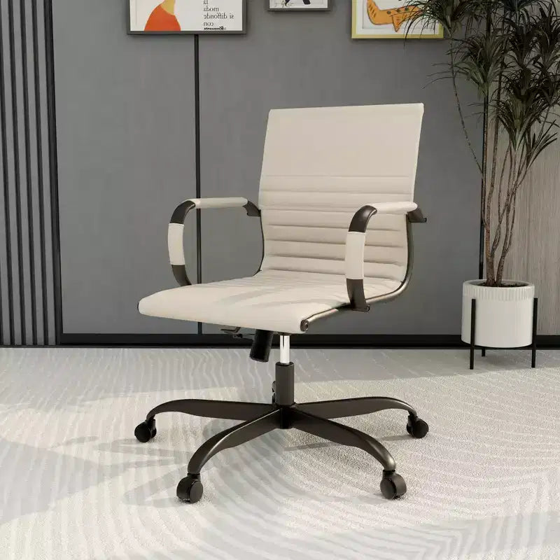Chaise de bureau LeisureMod Harris noire en similicuir nervuré - Base pivotante en fer noir mat - Siège de conférence et de bureau moderne