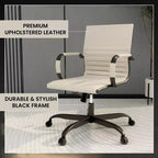 Chaise de bureau LeisureMod Harris noire en similicuir nervuré - Base pivotante en fer noir mat - Siège de conférence et de bureau moderne