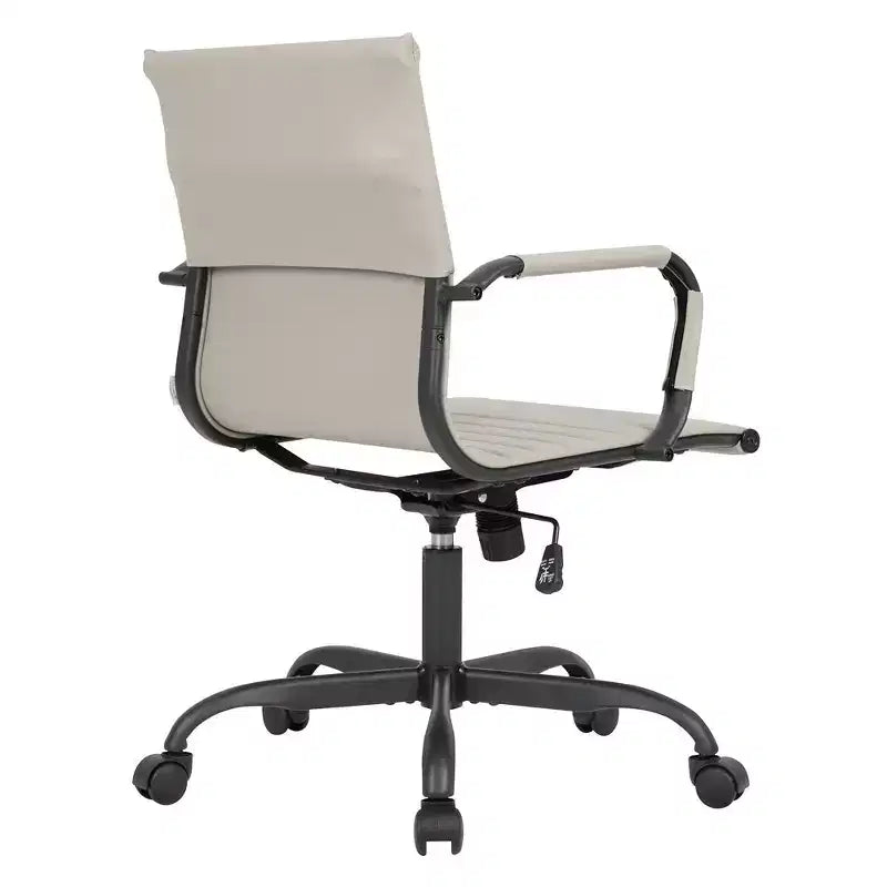 Chaise de bureau LeisureMod Harris noire en similicuir nervuré - Base pivotante en fer noir mat - Siège de conférence et de bureau moderne
