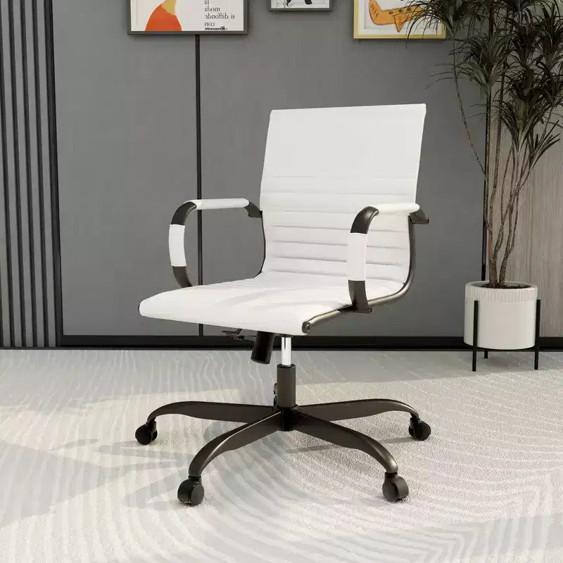 Chaise de bureau LeisureMod Harris noire en similicuir nervuré - Base pivotante en fer noir mat - Siège de conférence et de bureau moderne