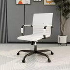 Chaise de bureau LeisureMod Harris noire en similicuir nervuré - Base pivotante en fer noir mat - Siège de conférence et de bureau moderne