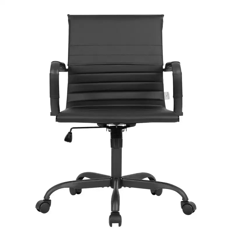 Chaise de bureau LeisureMod Harris noire en similicuir nervuré - Base pivotante en fer noir mat - Siège de conférence et de bureau moderne