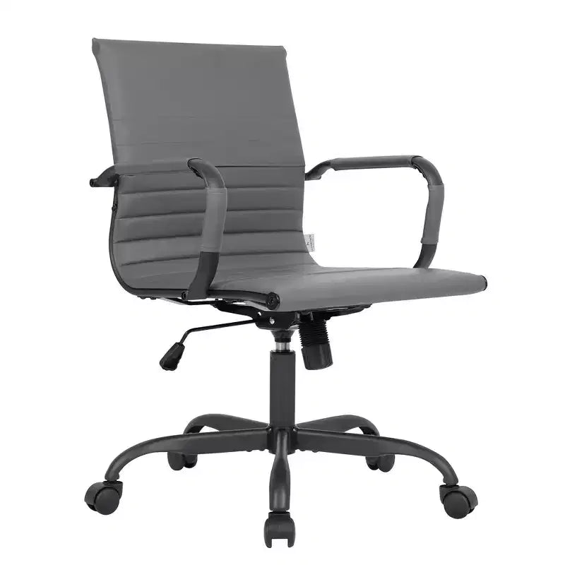Chaise de bureau LeisureMod Harris noire en similicuir nervuré - Base pivotante en fer noir mat - Siège de conférence et de bureau moderne